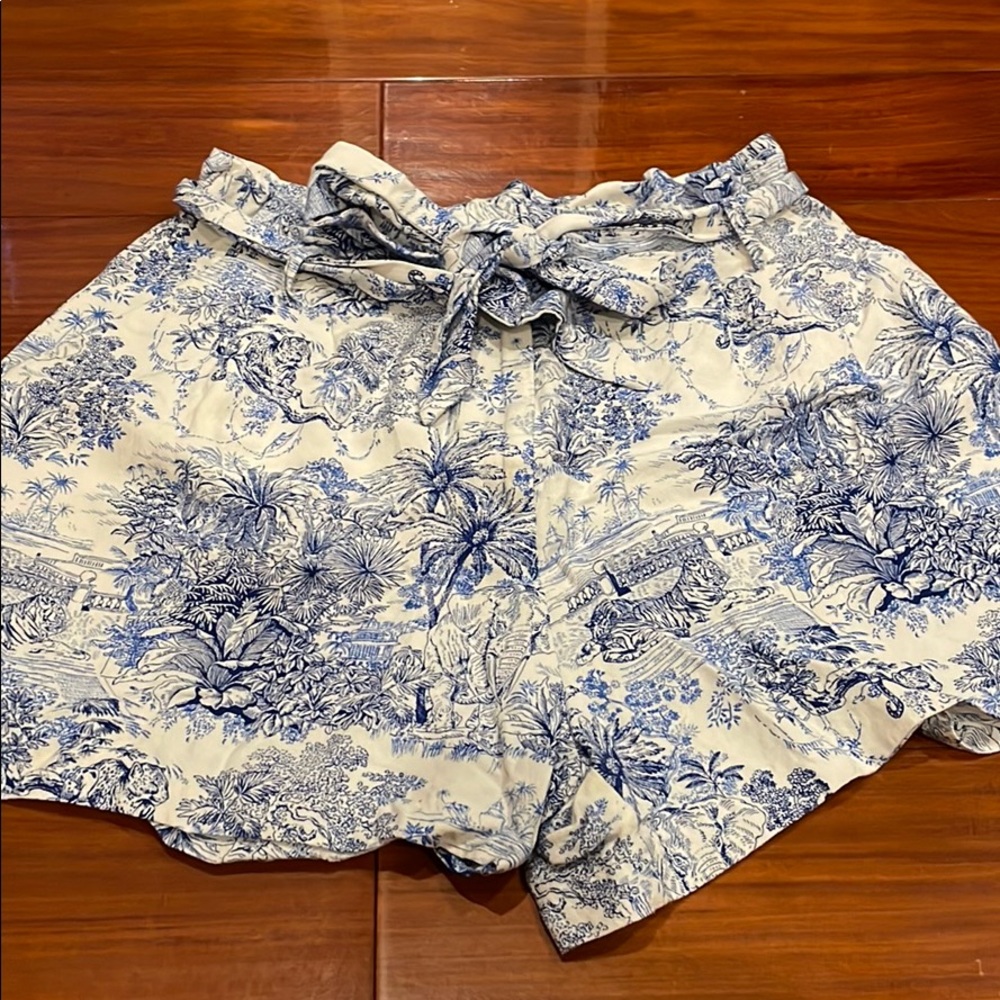 H&M Patterned Paperbag Shorts - Picture 3 of 3